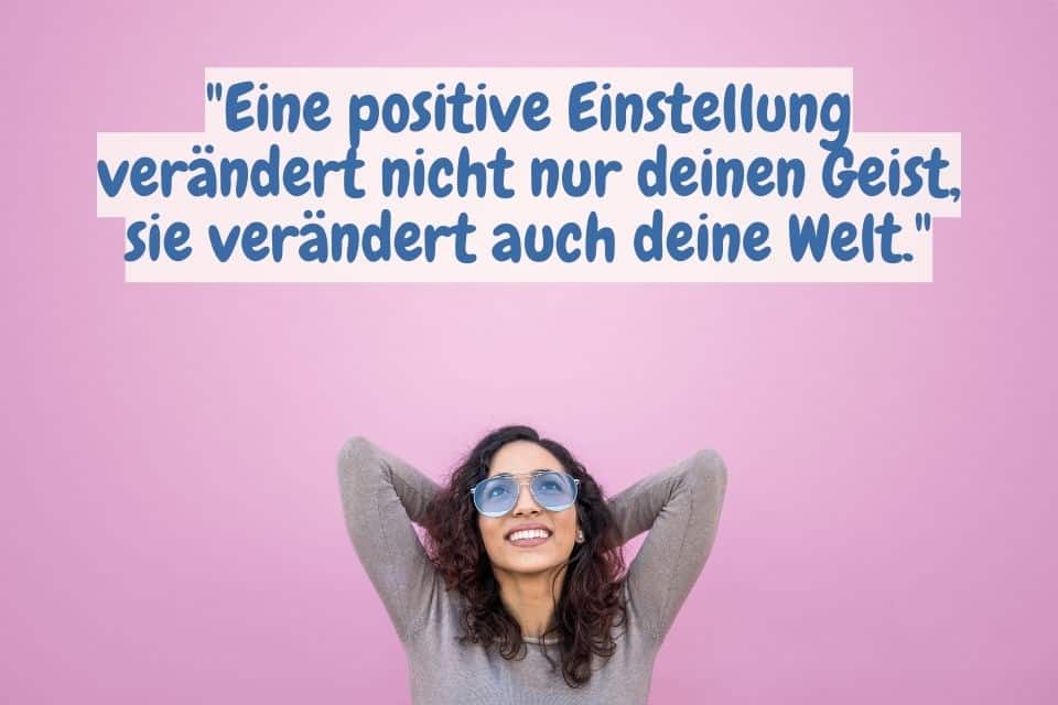 Glückliche Frau mit Zitat: "Eine positive Einstellung verändert nicht nur deinen Geist, sie verändert auch deine Welt."